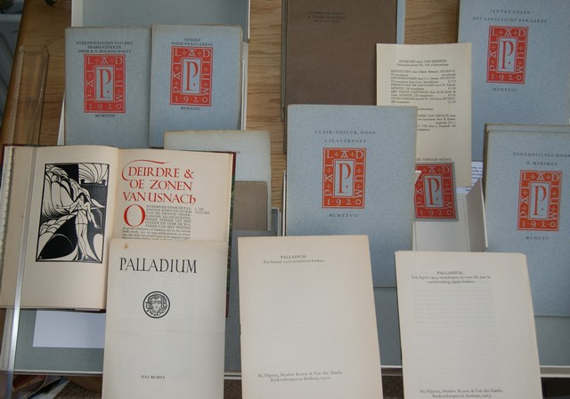 PALLADIUM COMPLEET MET O.A. SLAUERHOFF, A.ROLAND HOLST, VAN NIJLEN, VAN LOOY, DANSER, BESNARD, ENZ. - Palladium Em Pre-Palladium Compleet in 26 Delen in Drie Met Linnen Bespannen Boxen