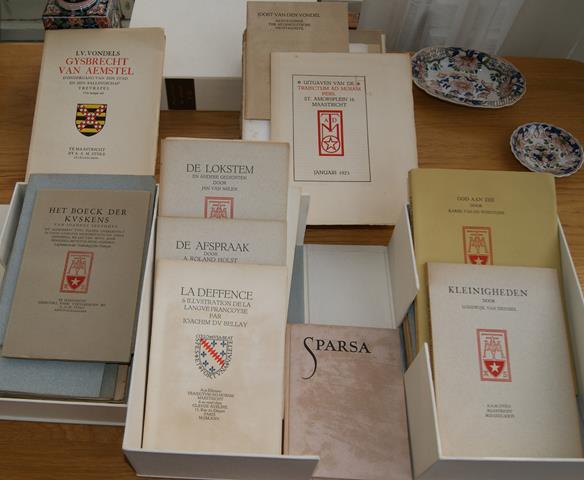 (STOLS, A.A.M.) MET O.A. VAN DEN VONDEL, A.VAN SCHENDEL, SHAKESPEARE, LOUÏSE LABÉ, BOUTENS, VAN NIJLEN, A.ROLAND HOLST, STENDHAL, DEN DOOLAARD, CAMPERT, A.VAN DUINKERKEN, JOANNES SECUNDUS(!), K.V.D.WOESTIJNE, ENZ. - Stols, A.A. M. , Trajectum Ad Mosam (Compleet in 30 Delen Met Veel Prospecti)