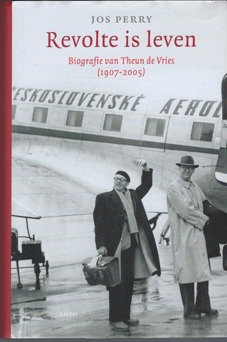 VRIES, THEUN DE (1907-2005) OVER; DOOR JOS PERRY - Revolte Is Leven , Biografie Van Theun de Vries 1907-2005