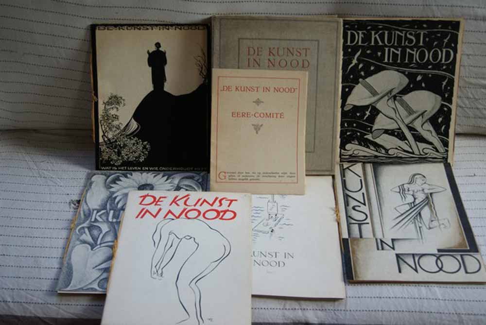 KLEYKAMP, C.G. EN LUC.WILLINK, SAMENSTELLING EN REDACTIE - De Kunst in Nood in 6 Delen Met Raffia Gebonden En Samen in Een Vouwcassette